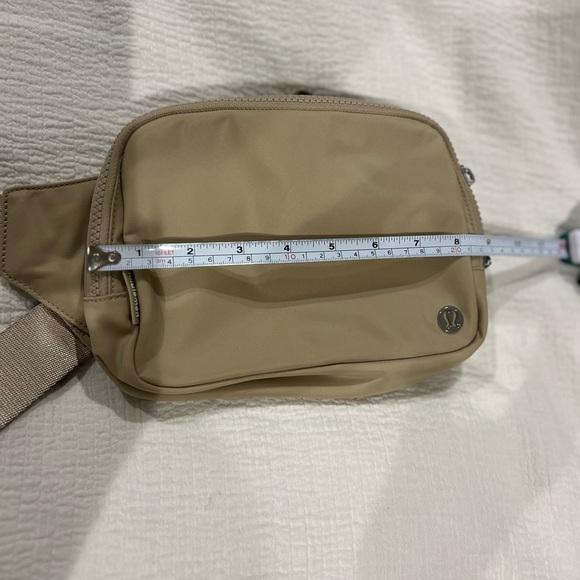 Lululemon tan – camel Crossbody/belt bag - Picture 5 of 6
